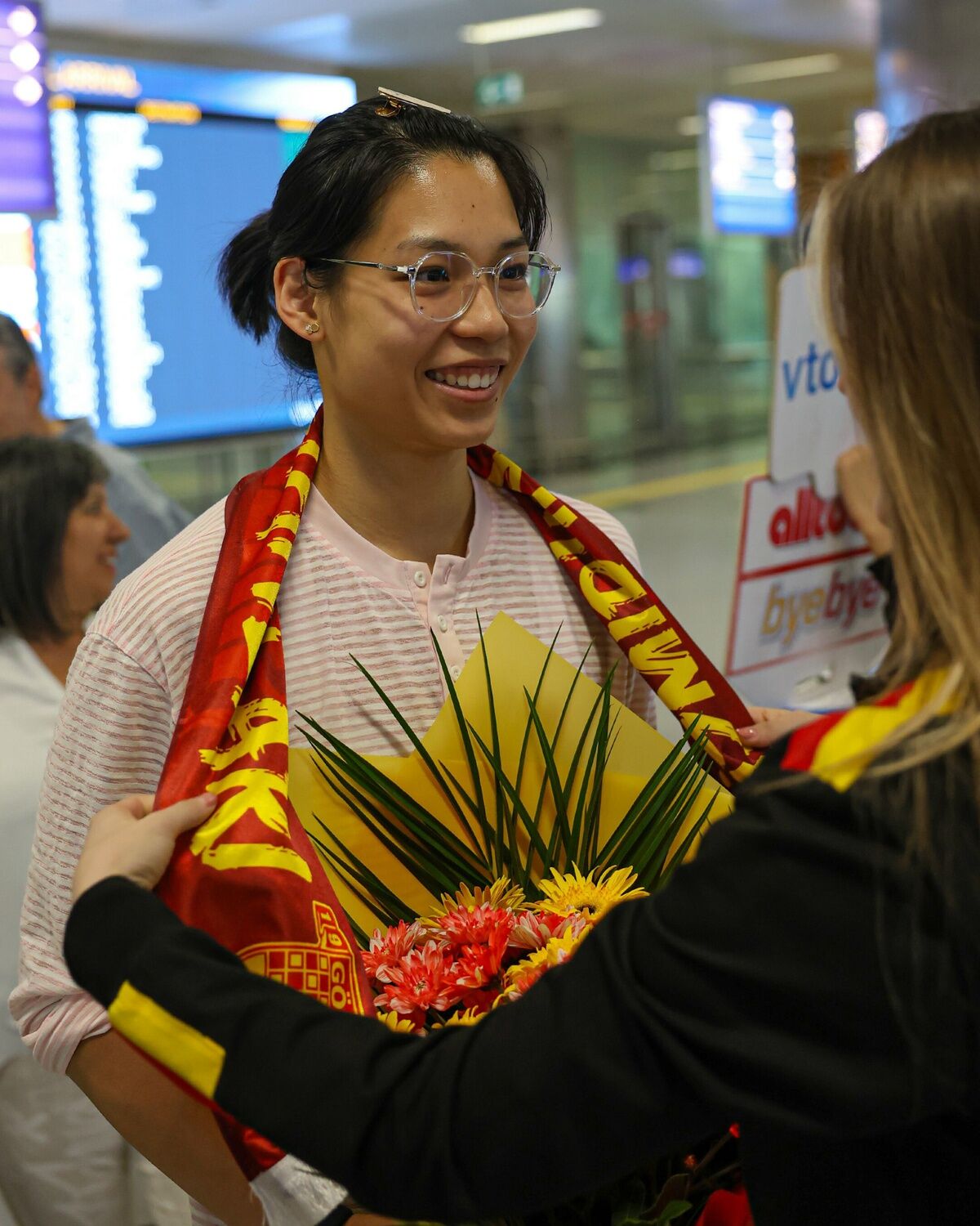 Göztepe Yeni Transferi Asya Oyunları Şampiyonu Zhuang’ı Çiçeklerle Karşıladı (1)