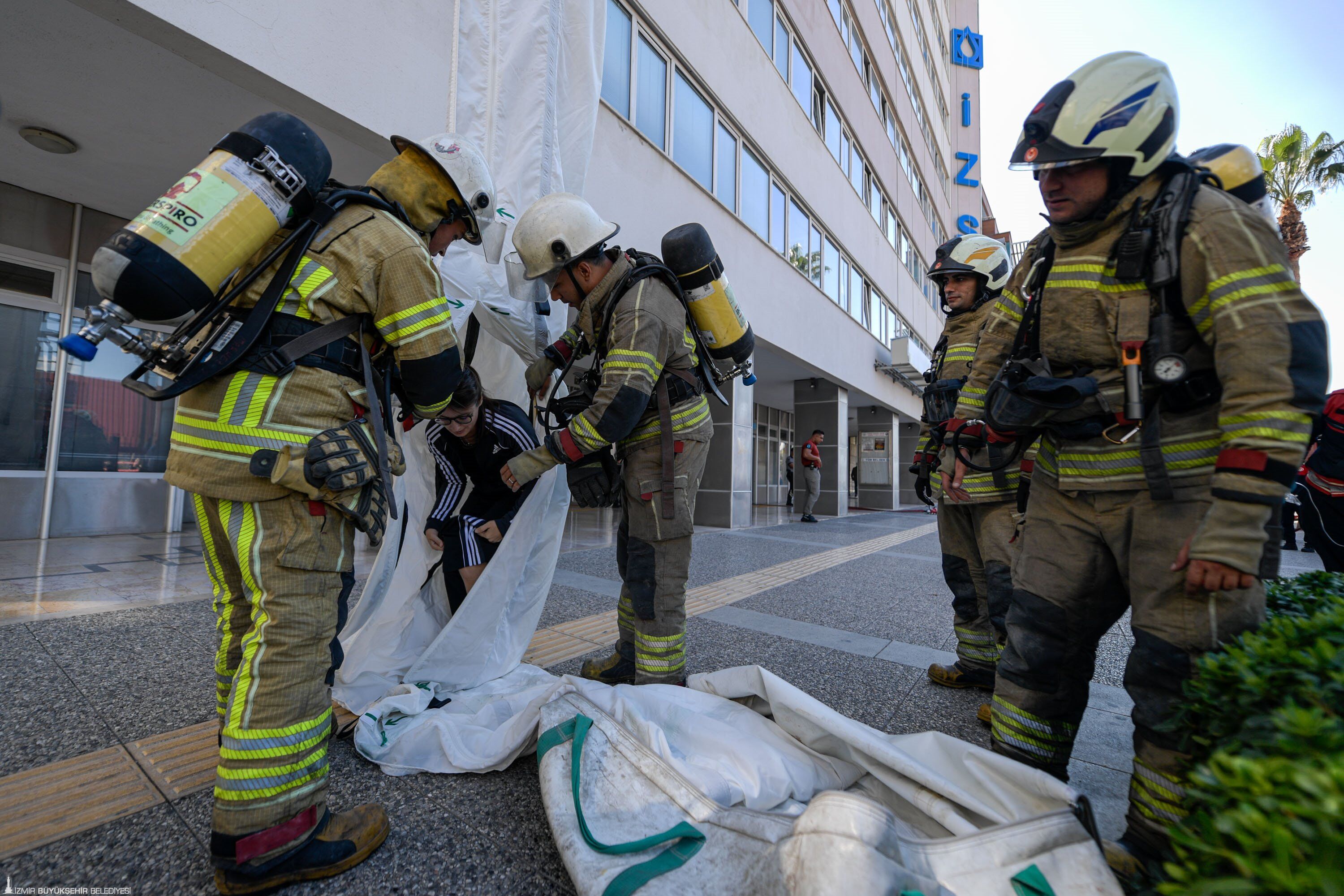 İzmir İtfaiyesi’nden Konak’ta Nefes Kesen Tatbikat (4)