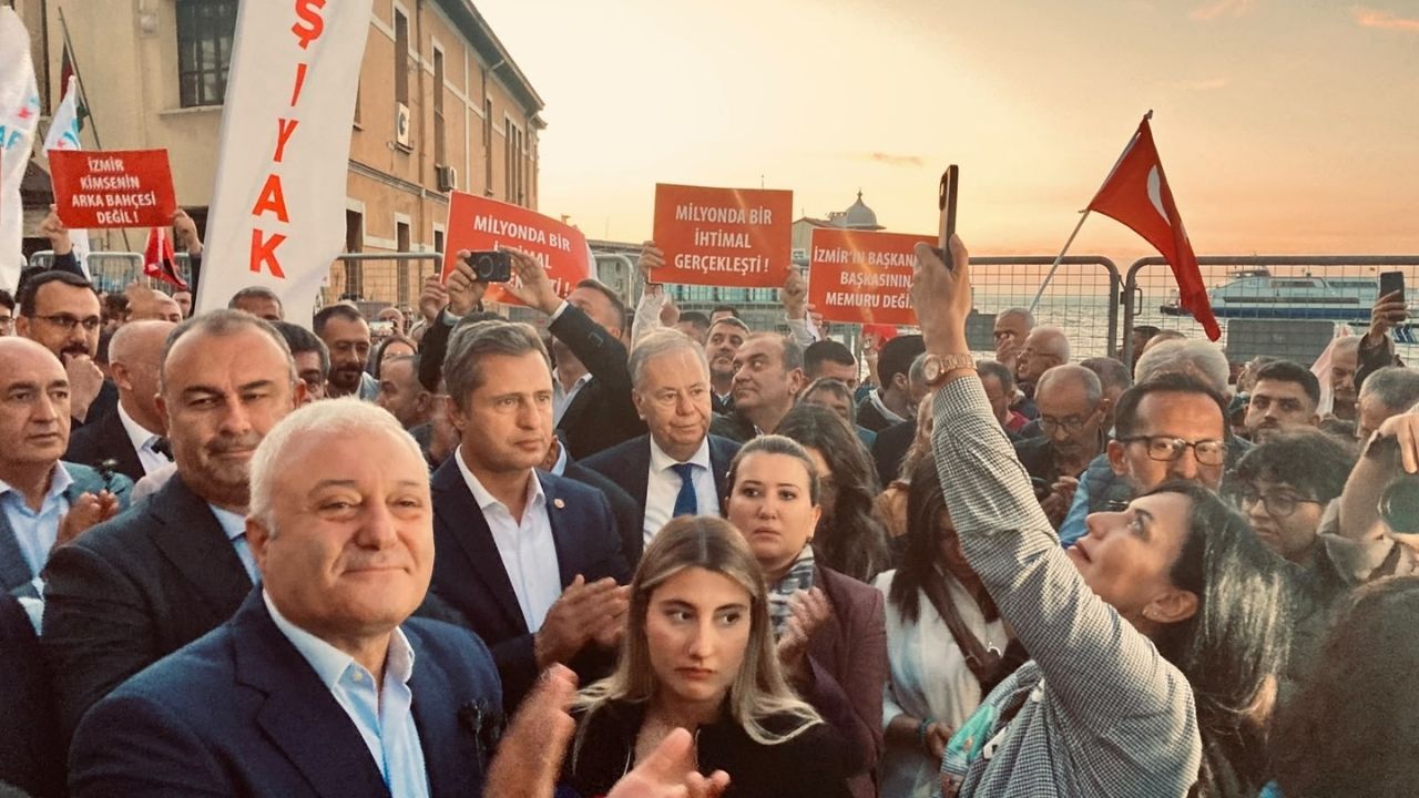 İzmir'de Cemil Tugay'a Tabutlu Protesto1