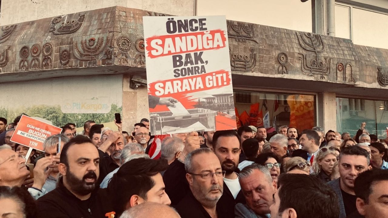 İzmir'de Cemil Tugay'a Tabutlu Protesto3