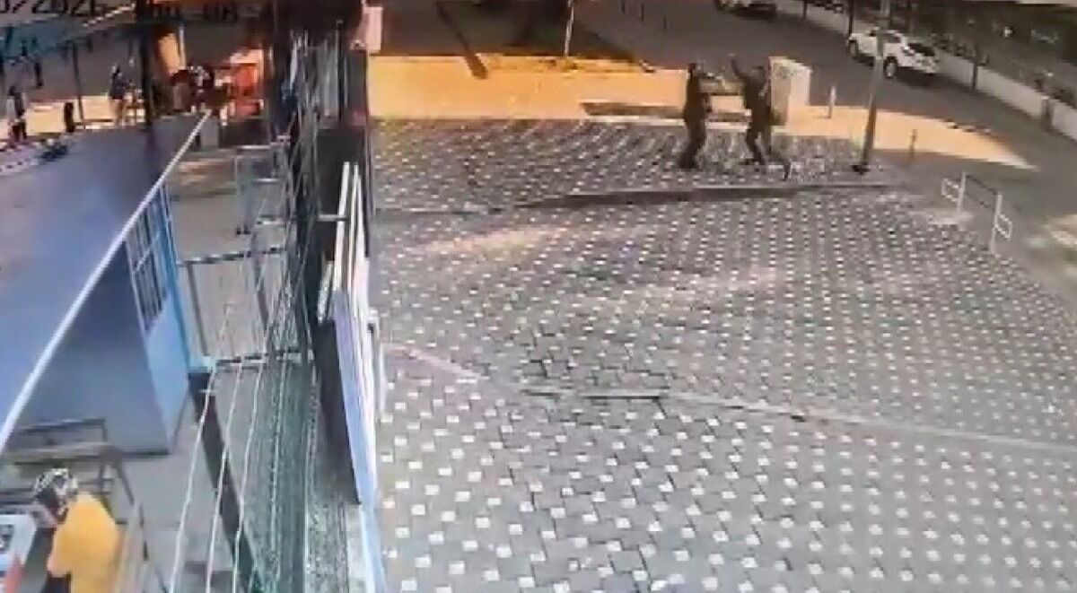 İzmir’de Okul Önünde Bekçiye Saldırdı! Şüphelinin Öğretmen Olduğu Ortaya Çıktı (1)