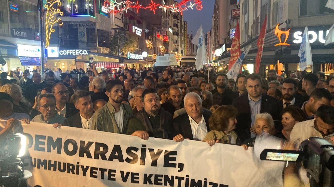 İzmir'de Ortak Yürüyüşte Polis Ablukası Grup Yeniden Toplandı1