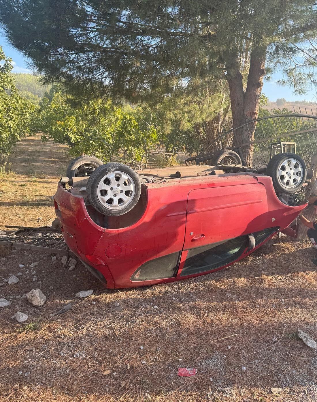 Kuşadası’nda Otomobil Takla Attı Yaralı Sürücü Tedavi Altına Alındı (4)