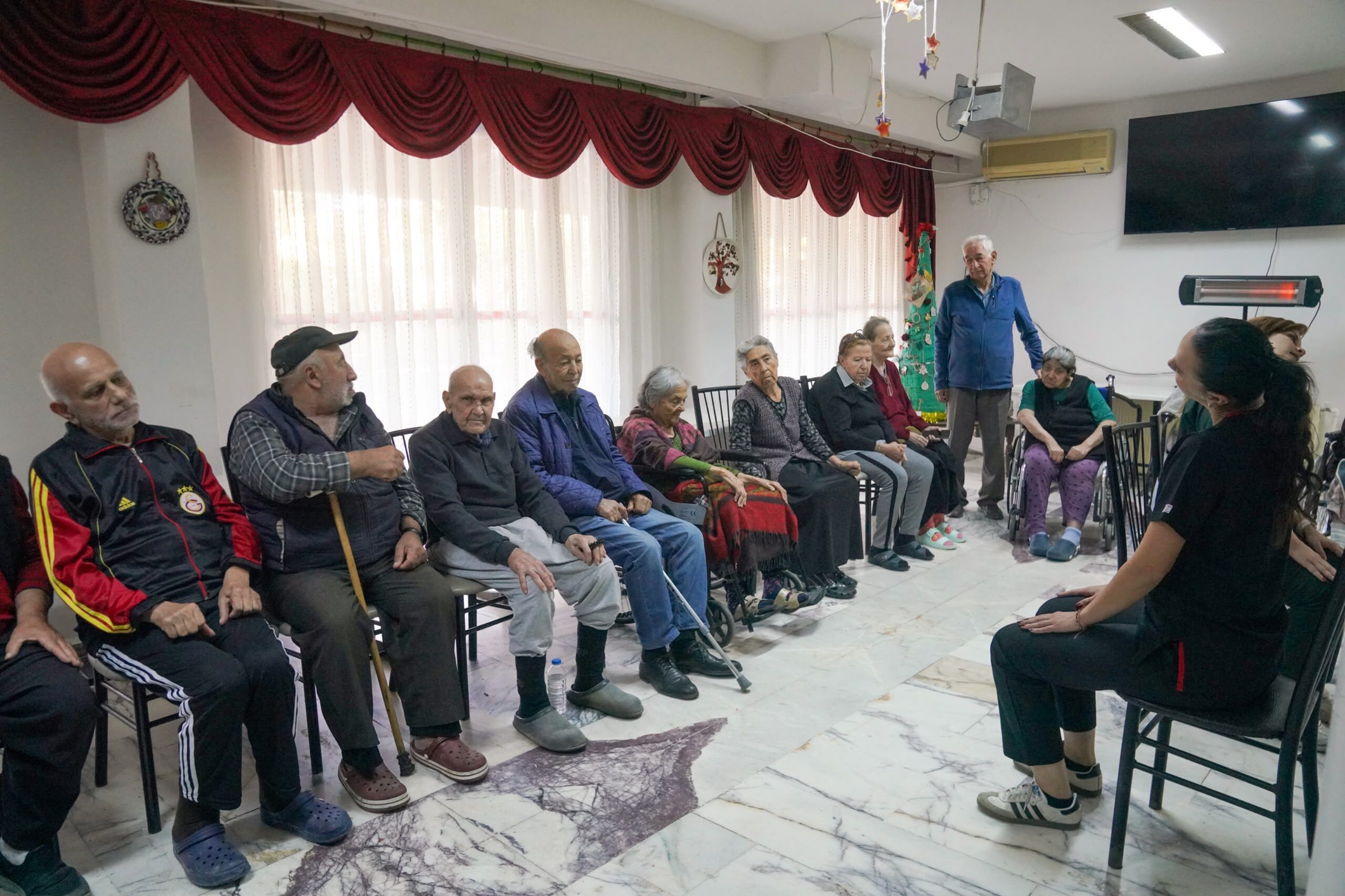 Seferihisar'da Tebessüm Ettiren Ziyaret Sandalyeden Egzersize Hareketli Gün (3)