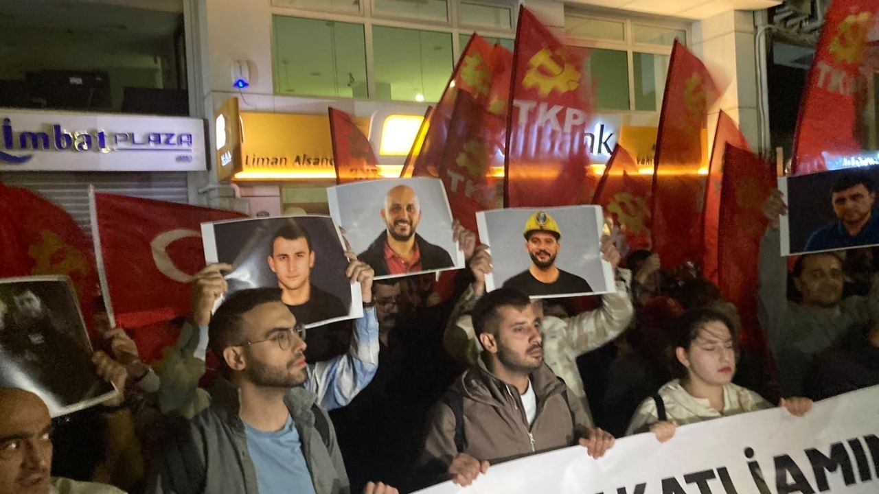 Soma’da Hayatını Kaybeden Madenciler Için Baret Bıraktılar Derhal Devletleştirilmeli2