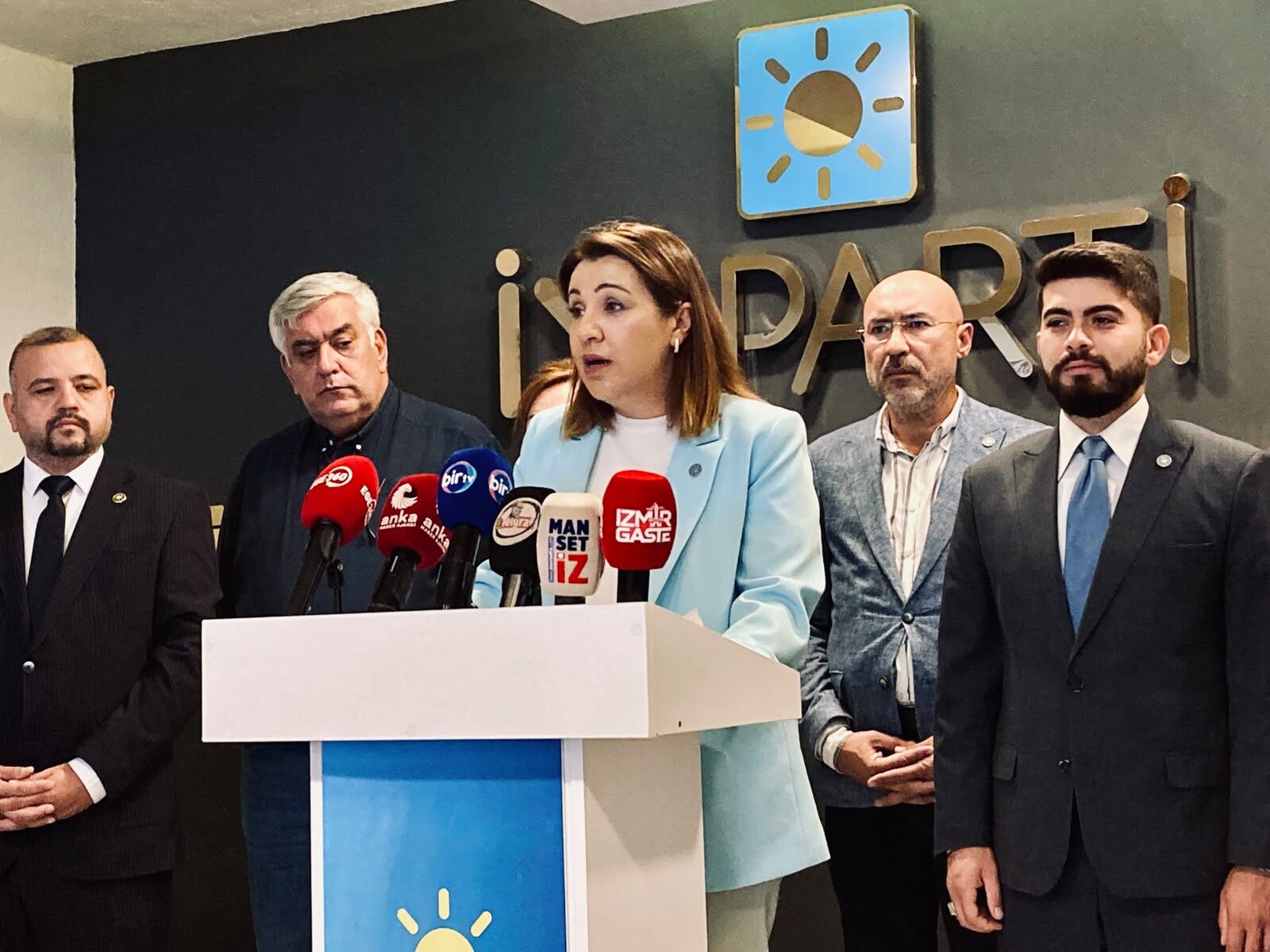 Tugay’ın Parti Değişikliğine Ülkü Doğan’dan Hodri Meydan “Bir Belediye Başkanını Aldınız, İzmir’i Değil!” (1)-1