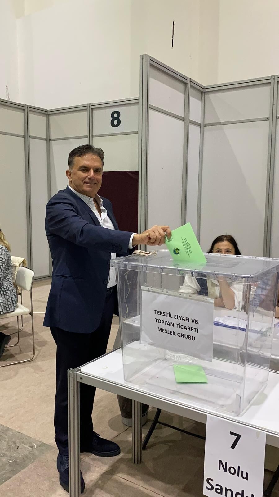 İzmir Ticaret Borsasında yeni dönem seçim maratonu Fuar İzmir’de başladı. Mavi ve sarı listenin yarıştığı kritik seçimde adaylar oylarını kullandı.