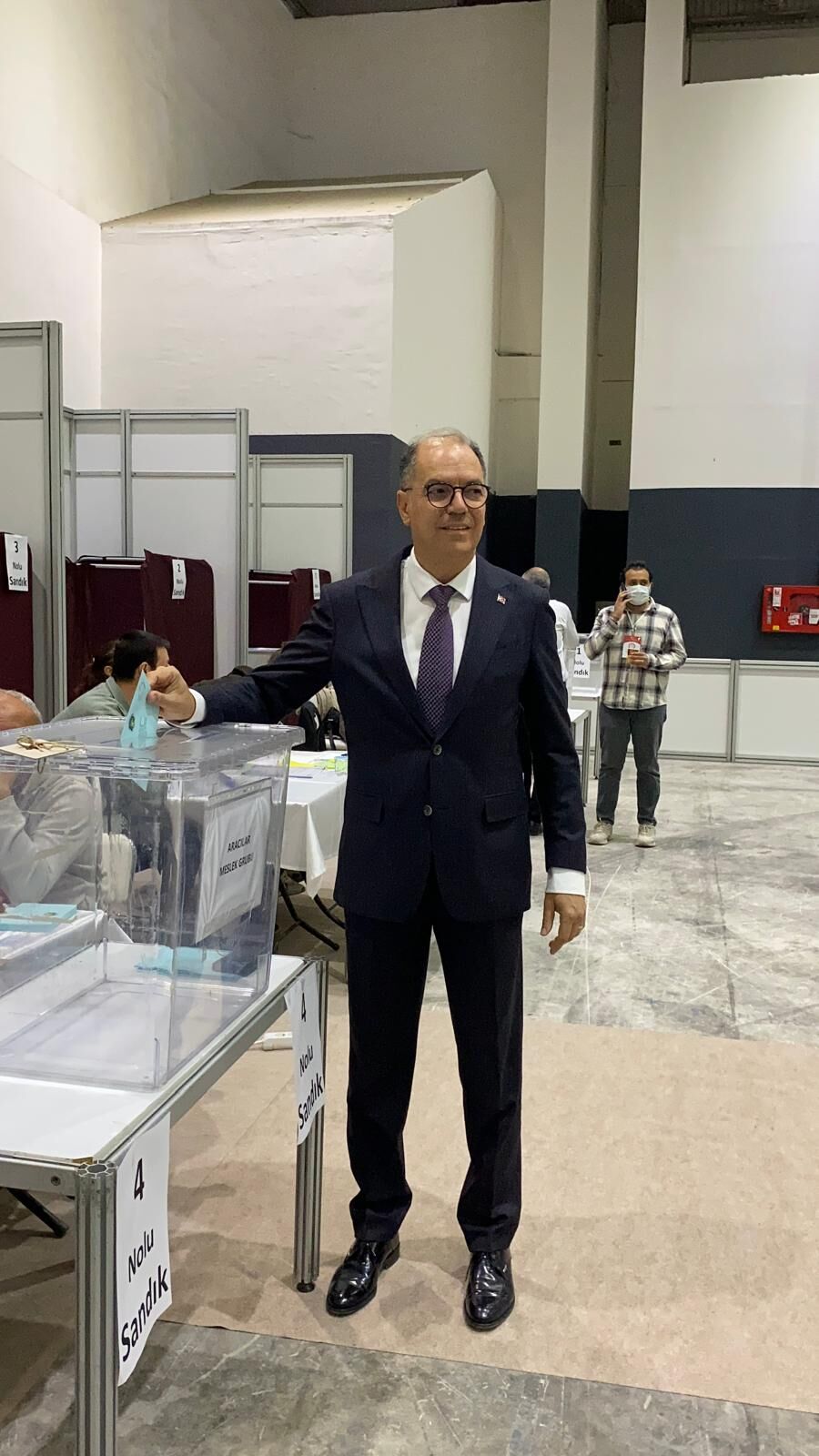 İzmir Ticaret Borsasında yeni dönem seçim maratonu Fuar İzmir’de başladı. Mavi ve sarı listenin yarıştığı kritik seçimde adaylar oylarını kullandı.