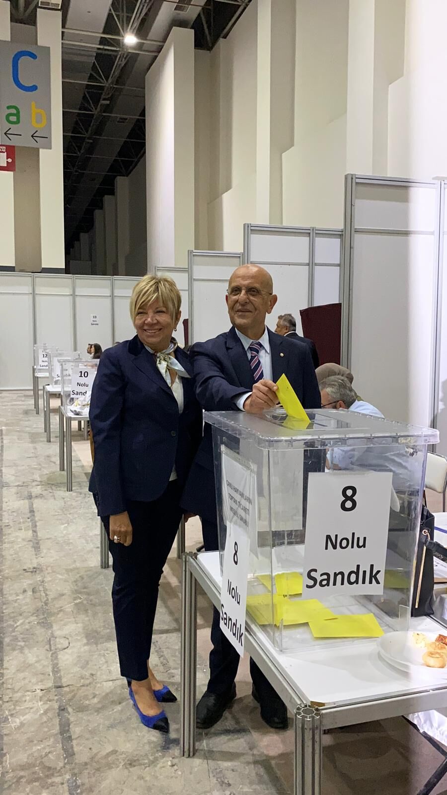 İzmir Ticaret Borsasında yeni dönem seçim maratonu Fuar İzmir’de başladı. Mavi ve sarı listenin yarıştığı kritik seçimde adaylar oylarını kullandı.
