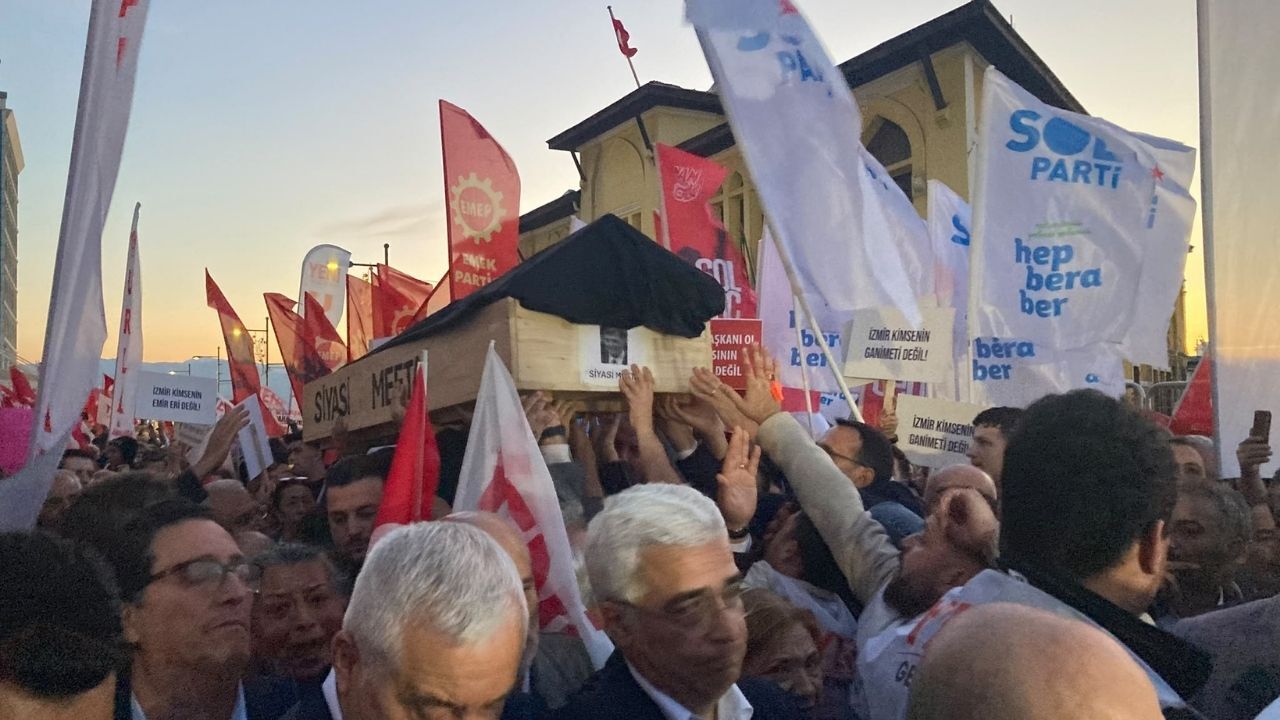 Yurttaşlardan Istifa Sloganları